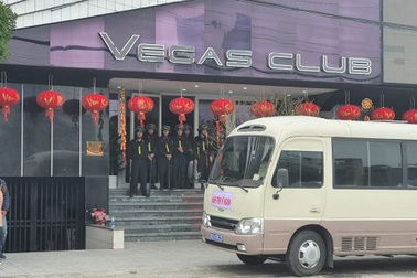 Công an khám xét nhiều giờ tại quán bar ở Huế