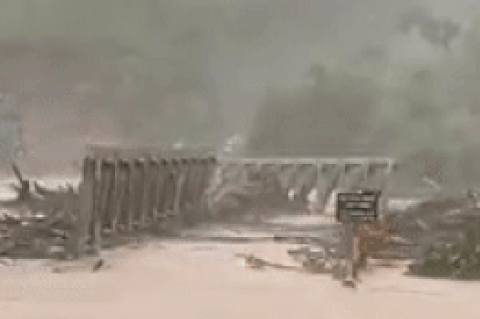 Lũ lớn cuốn trôi cả cây cầu, gần 1.500 người bị cô lập hoàn toàn