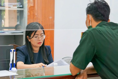 Lãnh đạo xuống tận quầy, ký tại chỗ, hồ sơ chứng thực chỉ mất 15 phút