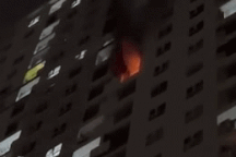 TPHCM: Cháy căn hộ chung cư, người dân tháo chạy trong đêm