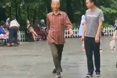 Cụ ông khiến nhiều người ngỡ ngàng với cách đi catwalk không thua kém gì người mẫu chuyên nghiệp