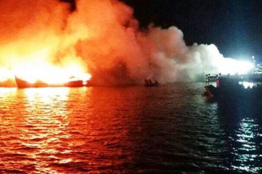 5 giờ cứu 3 tàu cá cháy dữ dội giữa biển