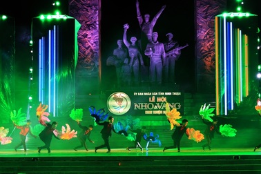 Đến Ninh Thuận: Hái nho, trải nghiệm đua ô tô trên cát, lướt sóng, thuyền buồm...