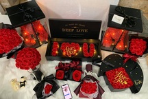 Ngày đi làm, đêm bó hoa sáp: Cặp vợ chồng trẻ kiếm chục triệu mỗi ngày