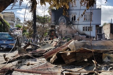 Cháy chợ lúc nửa đêm, 12 ki ốt bị thiêu rụi hoàn toàn