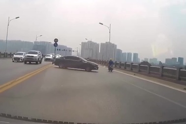 Quay đầu ô tô trên cầu Vĩnh Tuy, tài xế gây tai nạn cho hàng chục xe phía sau