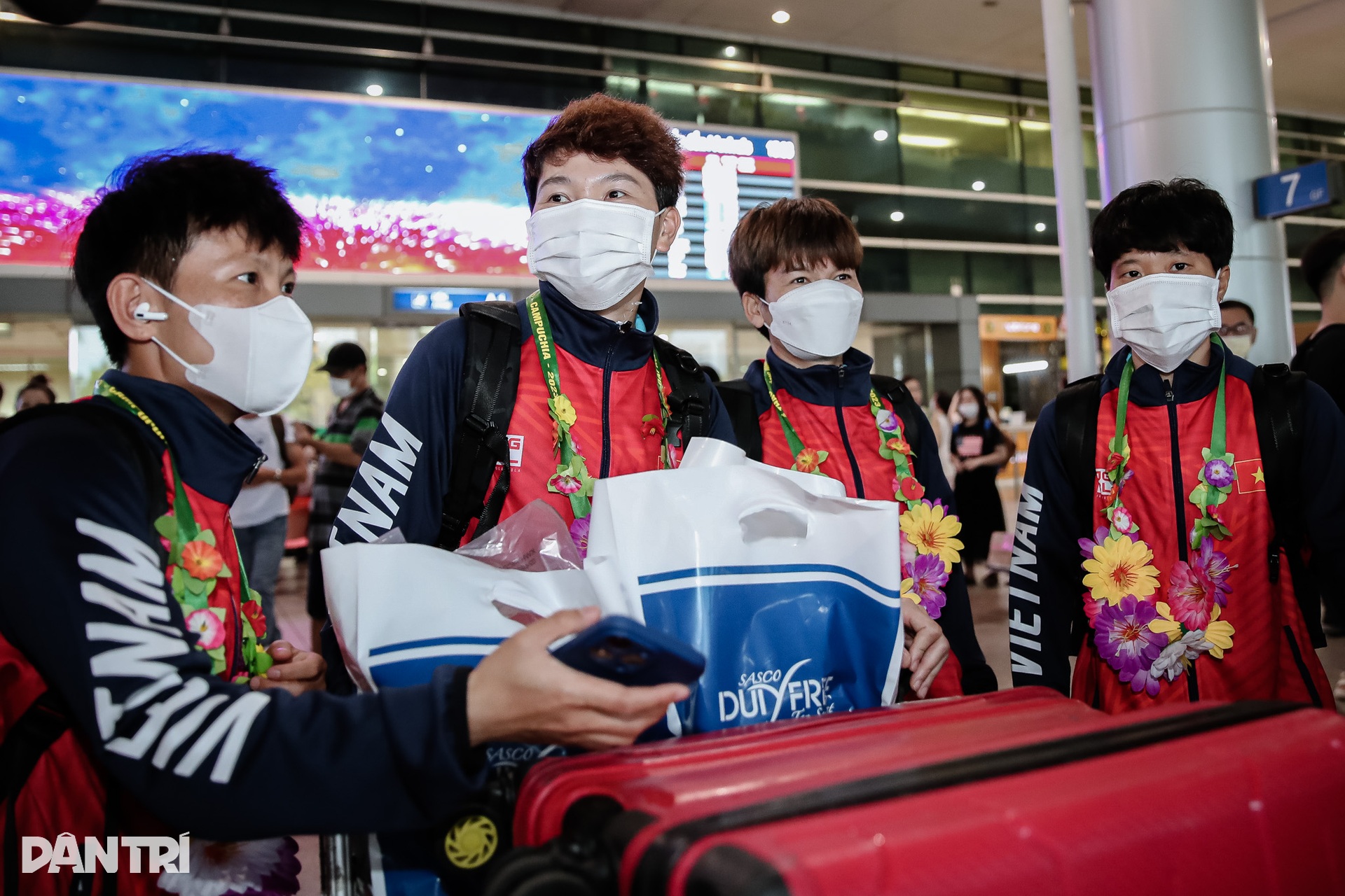 Tuyển nữ Việt Nam rạng rỡ trong ngày về nước  - 1