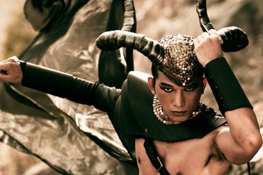 Siêu mẫu Ngọc Tình ma mị trên vách núi hoang dã