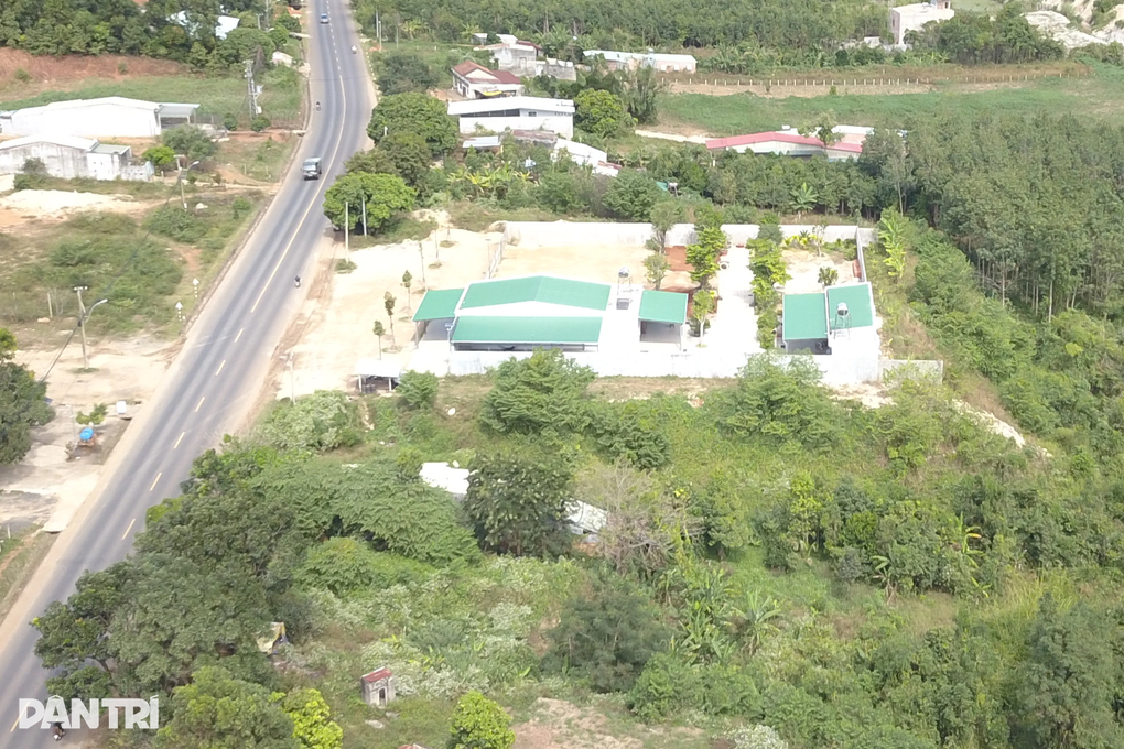 Lúng túng xử lý nghìn tấn đất đá đổ trái phép ven quốc lộ - 3