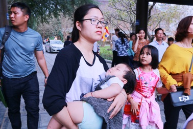 Khách hành hương “mệt nhoài” đi lễ Phật đầu năm ở chùa Bái Đính