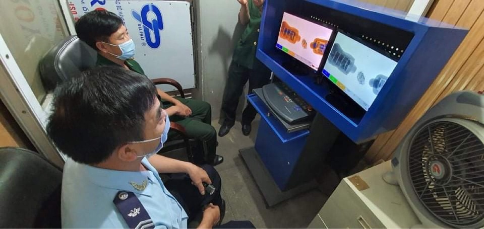 Bắt giữ 237 kg ma túy được giấu trong tượng gỗ tuồn về Việt Nam - 3 Bắt giữ 237 kg ma túy được giấu trong tượng gỗ tuồn về Việt Nam - 3