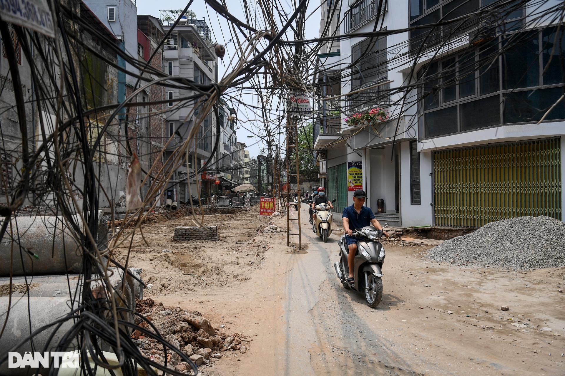 Dây điện, cáp viễn thông chăng mạng nhện khắp đường phố Hà Nội - 7 Dây điện, cáp viễn thông chăng mạng nhện khắp đường phố Hà Nội - 7