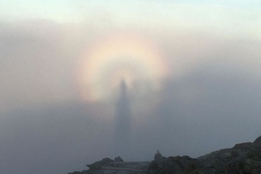 "Bóng ma hình người" xuất hiện trên đỉnh núi