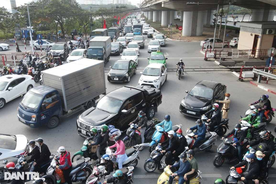 Hàng vạn người rời Hà Nội về quê trong ngày làm việc cuối cùng năm Tân Sửu - 6 Hàng vạn người rời Hà Nội về quê trong ngày làm việc cuối cùng năm Tân Sửu - 6