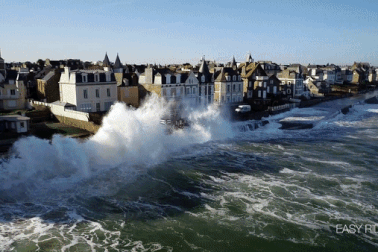 Sóng triều cường cuồn cuộn, xô tới nóc tòa nhà 3 tầng