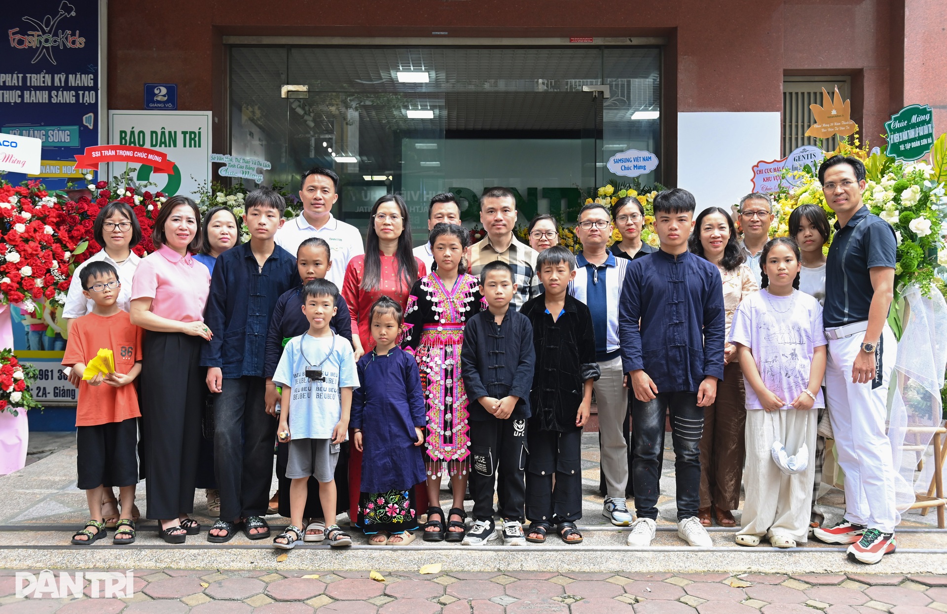 Báo Dân trí trao học bổng tới 10 trẻ em mồ côi ở Lào Cai - 10 Báo Dân trí trao học bổng tới 10 trẻ em mồ côi ở Lào Cai - 10