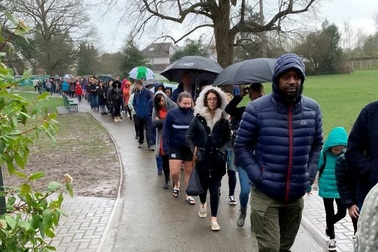 5000 người xếp hàng trong mưa chờ hiến tạng cho cậu bé ung thư bạch cầu