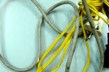 Nửa đêm, kéo điện sang nhà chích vào người hàng xóm