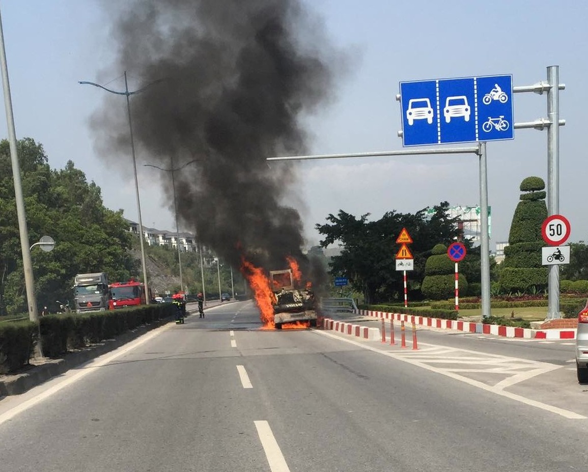 Xe cẩu bốc cháy ngùn ngụt trên cầu Bãi Cháy - 1 Xe cẩu bốc cháy ngùn ngụt trên cầu Bãi Cháy - 1