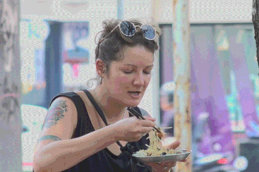 Khách Tây xếp hàng chờ ăn món gỏi khô bò ở vỉa hè TPHCM