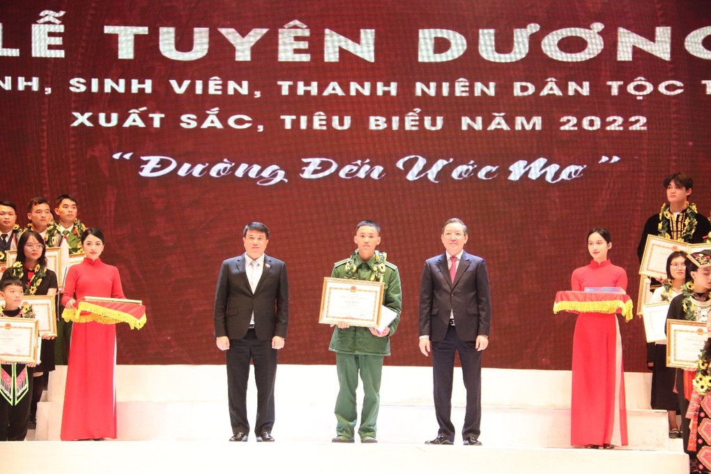 Tuyên dương 142 học sinh, sinh viên, thanh niên dân tộc thiểu số - 4 Tuyên dương 142 học sinh, sinh viên, thanh niên dân tộc thiểu số - 4