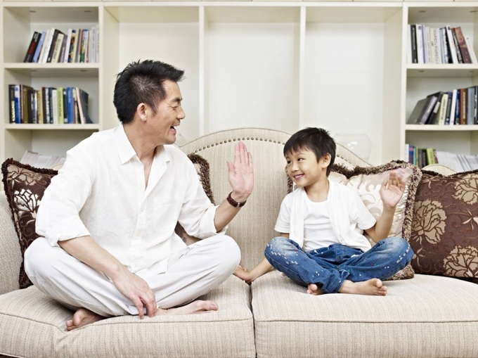 Muốn con cơi mở với những người xung quanh, bản thân cha mẹ cũng cần phải cởi mở trò chuyện với con hàng ngày.
