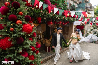 Con ngõ 100m ở Hà Nội lung linh ánh đèn, rộn ràng không khí Giáng sinh