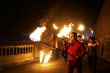 Đêm Giao thừa, cả làng chạy thật nhanh đưa “lửa Thánh” về nhà