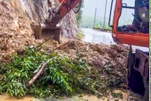 Sạt lở đèo ở Đà Nẵng, đất đá chắn ngang đường