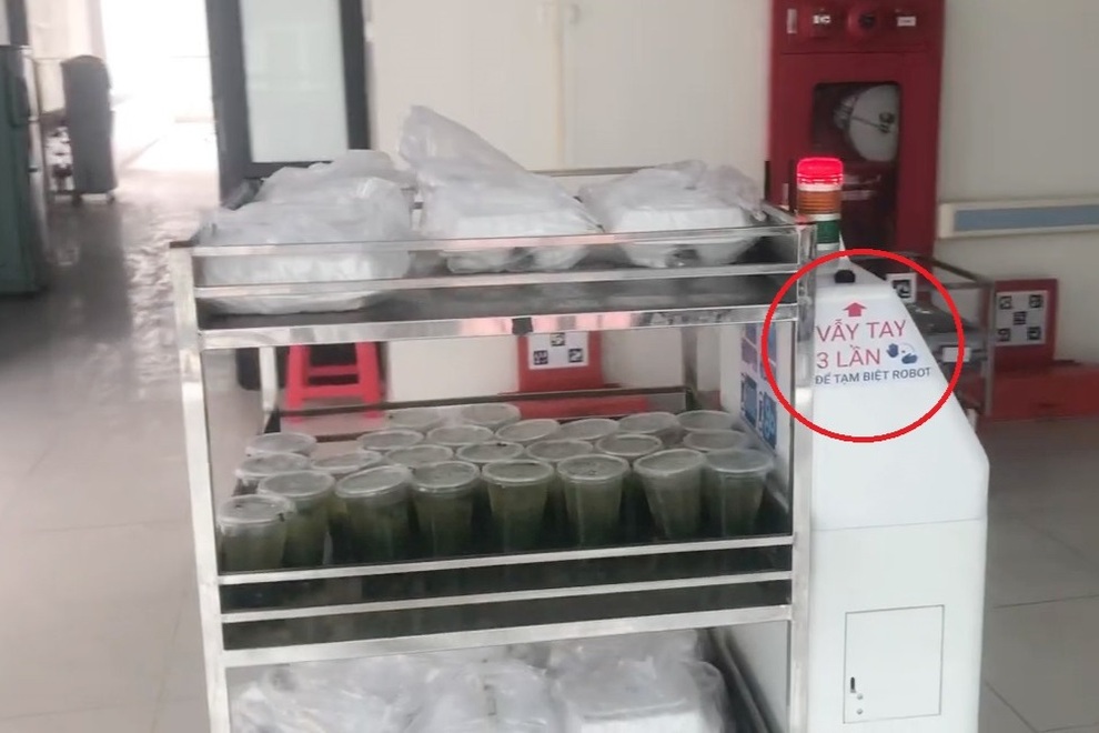 Xem robot đưa cơm, phát thuốc cho bệnh nhân Covid-19 ở tâm dịch Bắc Giang - 3 Xem robot đưa cơm, phát thuốc cho bệnh nhân Covid-19 ở tâm dịch Bắc Giang - 3