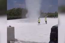 Clip: Kỳ lạ cảnh tượng người dân “đánh đuổi” trận gió lốc