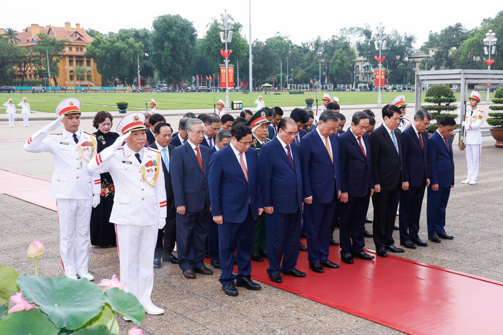 Hình ảnh lãnh đạo Đảng, Nhà nước vào Lăng viếng Bác nhân ngày 19/5 - 6