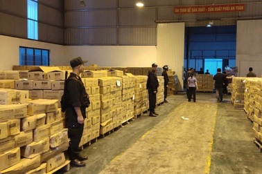 Đột kích nơi sản xuất hàng triệu bình chữa cháy giả theo kiểu "tự nghĩ ra"