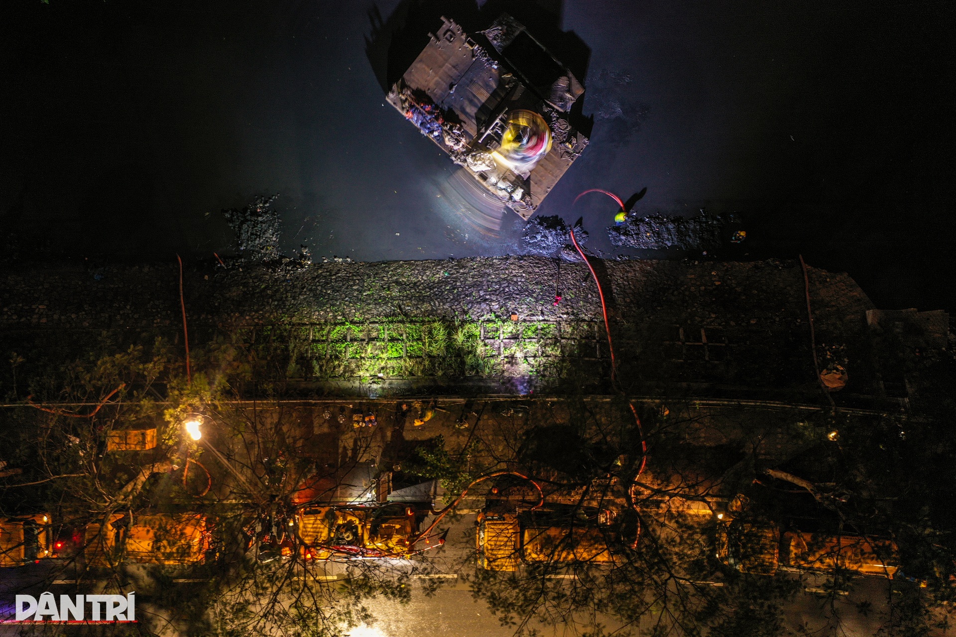 Công nhân ngâm bùn trắng đêm nạo vét sông Tô Lịch - 6