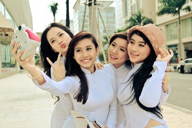 Nữ sinh áo dài “luyện công” trước giờ G