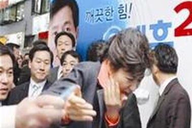 Vì sao một lãnh đạo Hàn Quốc bị rạch mặt?