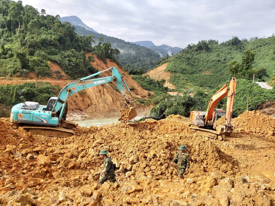 Nối lại tìm kiếm ở Rào Trăng 3, cho người thân nạn nhân vào theo dõi - 1 Nối lại tìm kiếm ở Rào Trăng 3, cho người thân nạn nhân vào theo dõi - 1
