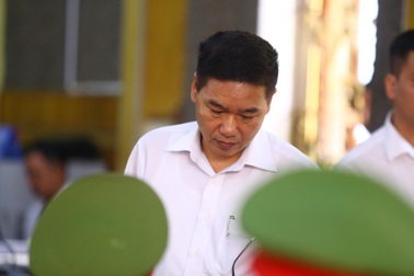 Hoãn xử vụ gian lận thi cử Sơn La vì hàng loạt người được triệu tập vắng mặt