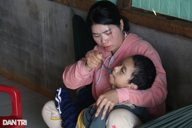 "10 năm liền, hai đứa con em chưa một lần cất tiếng gọi bố mẹ"