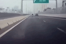 Tài xế đánh lái gấp tránh xe máy phóng ngược chiều "như bay" trên cao tốc