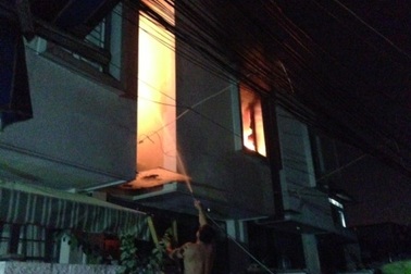 Cháy lớn trong căn nhà khóa cửa, cả khu dân cư náo loạn