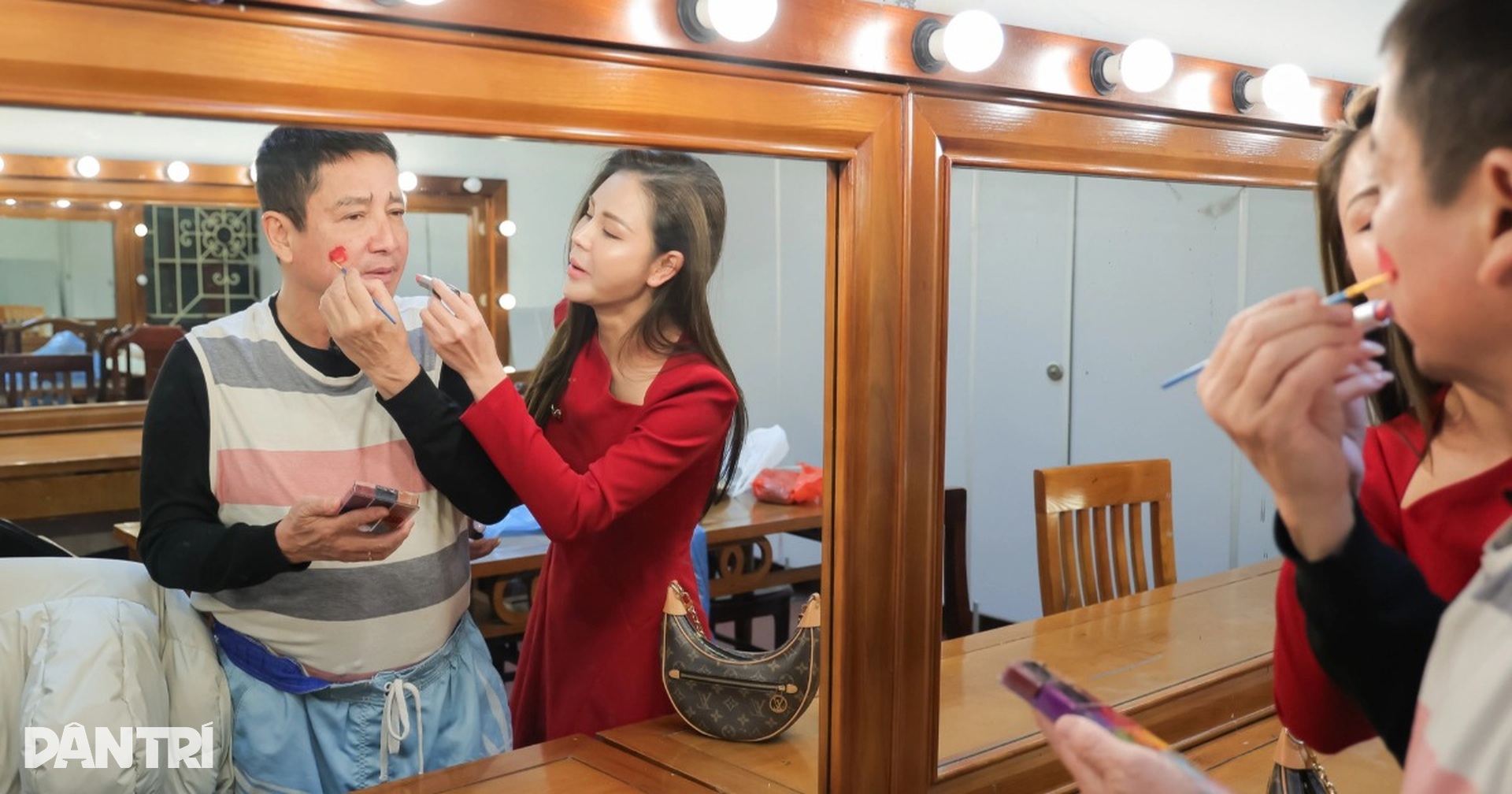 Chí Trung được Lương Thu Trang đánh son, gây cười khi đội nón, mặc áo mưa - 4 Chí Trung được Lương Thu Trang đánh son, gây cười khi đội nón, mặc áo mưa - 4