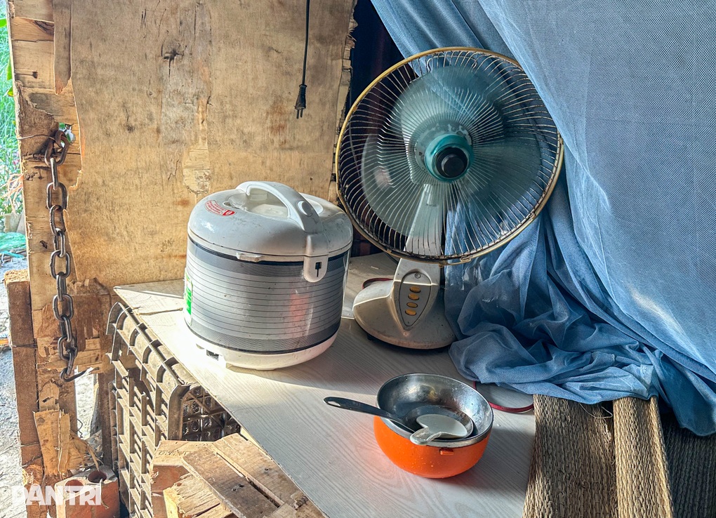 Sinh viên, người lao động nghèo chật vật chống chọi nắng nóng, mất điện - 3 Sinh viên, người lao động nghèo chật vật chống chọi nắng nóng, mất điện - 3