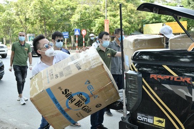 Ca sĩ Tùng Dương trao 460 triệu đồng ủng hộ Bắc Ninh, Bắc Giang