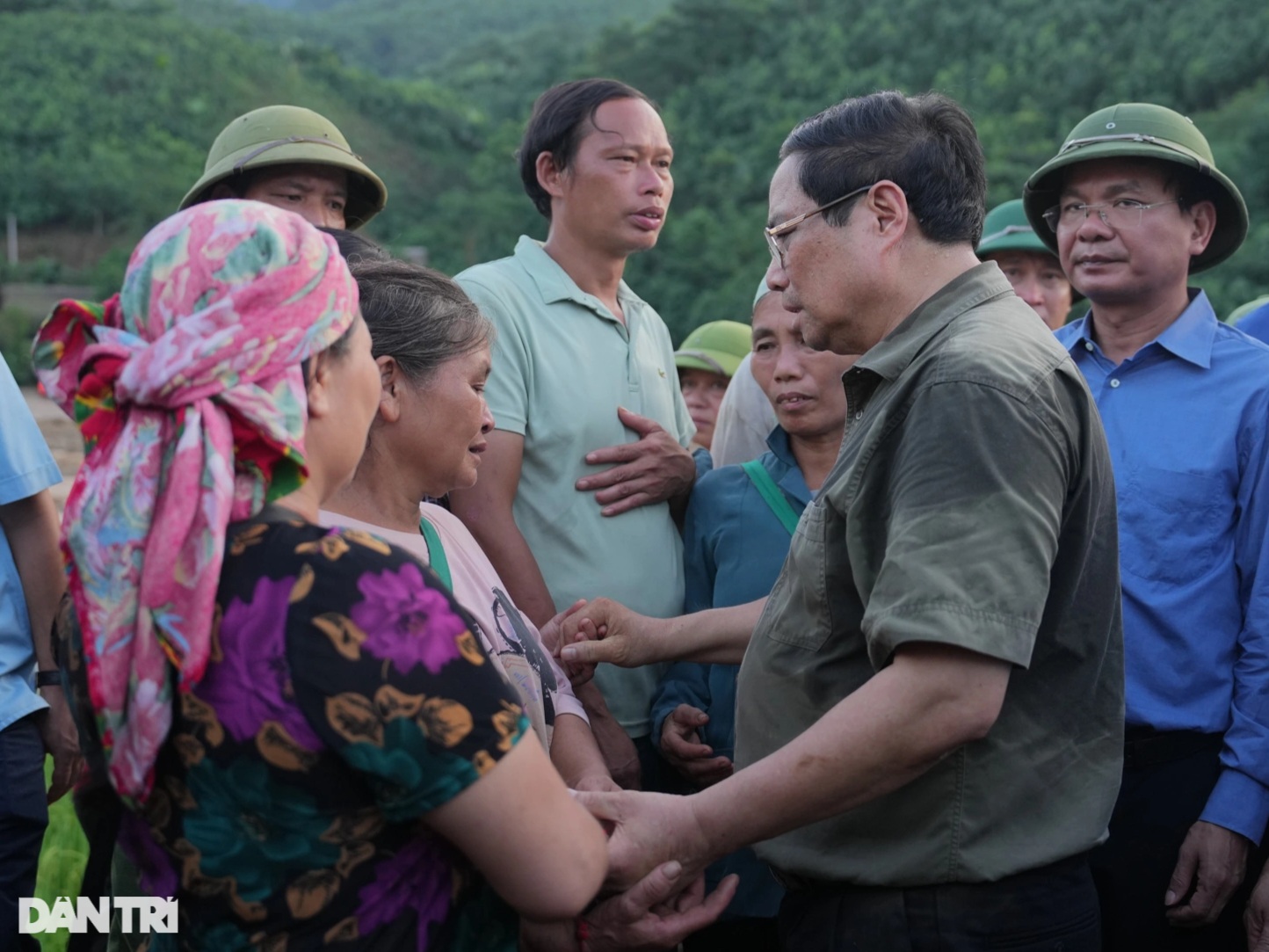 View - Thủ tướng Phạm Minh Chính xúc động khi thấy nước mắt của người dân Làng Nủ | Báo Dân trí