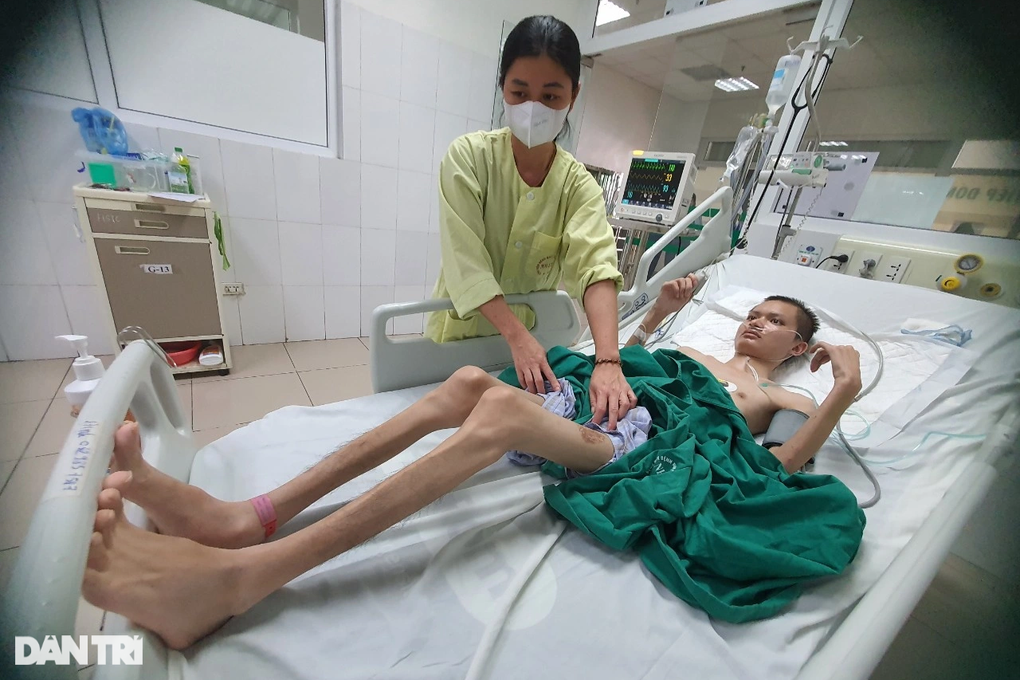Nghẹn ngào cảnh chàng trai nằm viện chắp tay khẩn cầu xin được cứu sống - 2 Nghẹn ngào cảnh chàng trai nằm viện chắp tay khẩn cầu xin được cứu sống - 2