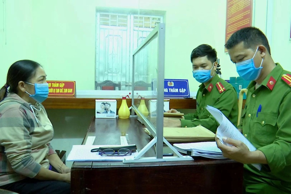 Khởi tố nữ quái làm giả giấy phép lái xe rồi rao bán trên mạng - 1 Khởi tố nữ quái làm giả giấy phép lái xe rồi rao bán trên mạng - 1