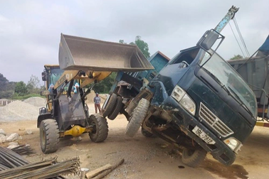 Xe cẩu lật nghiêng đè tài xế tử vong