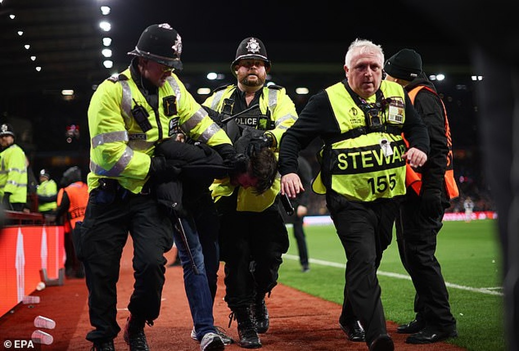Ngôi sao Ngoại hạng Anh bị ném cốc trúng đầu, CĐV nổi loạn đấm cảnh sát - 6 Ngôi sao Ngoại hạng Anh bị ném cốc trúng đầu, CĐV nổi loạn đấm cảnh sát - 6