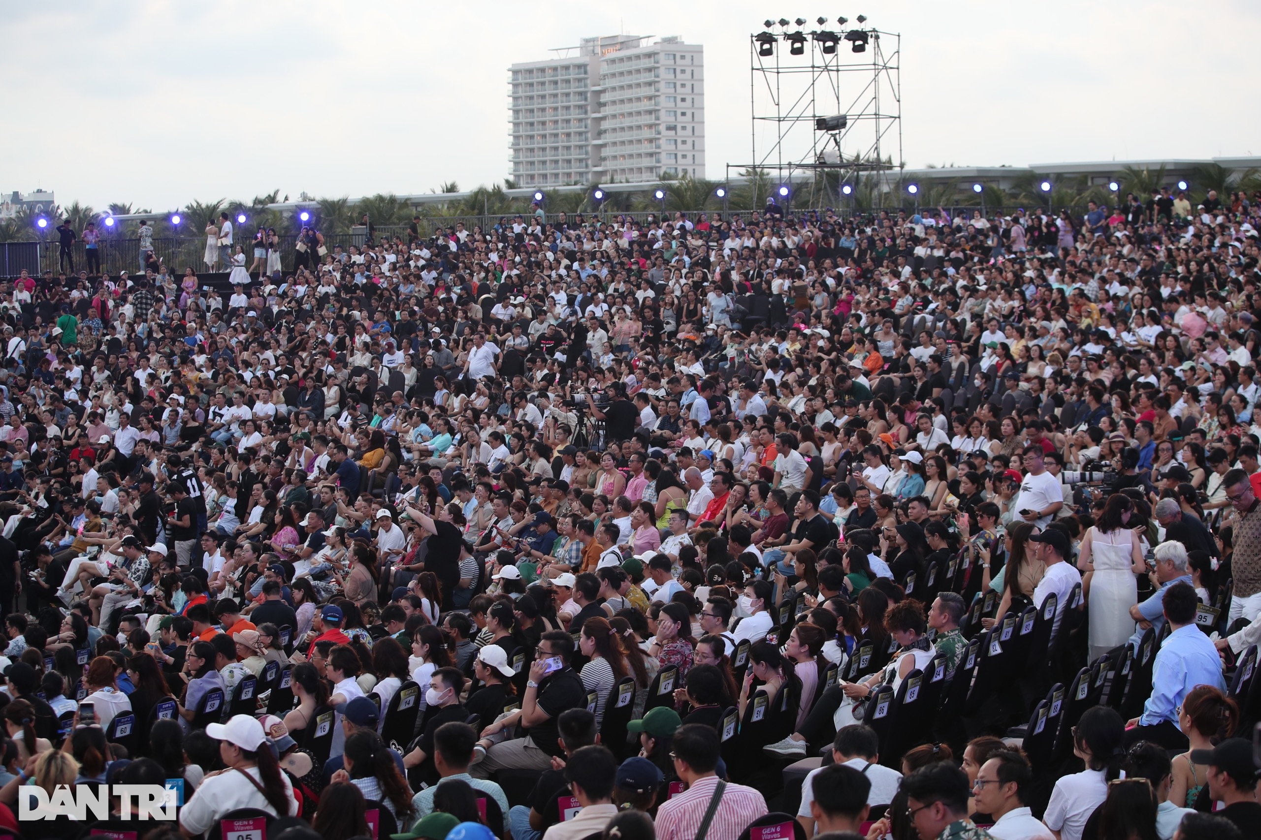 Show Mỹ Tâm: Chật kín 5.000 fans, Mai Tài Phến âm thầm xuất hiện - 5